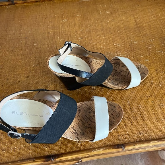 Simple, cute black and white sandal cork wedge heel - Picture 2 of 3